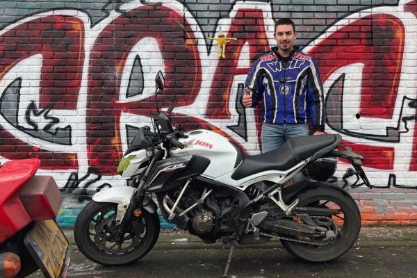 Max uit Nederhorst den Berg is geslaagd bij MotoJon Motorrijschool