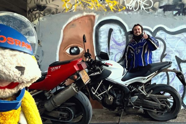 Jasper uit Amsterdam is geslaagd bij MotoJon Motorrijschool