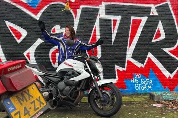 Stephanie uit Hilversum is geslaagd bij MotoJon Motorrijschool