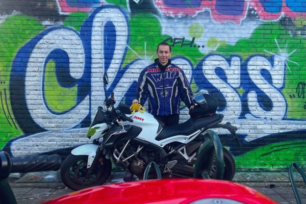 Antonie uit Bussum is geslaagd bij MotoJon Motorrijschool