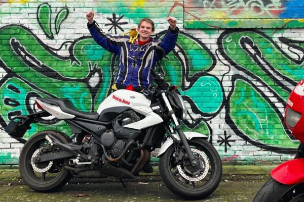 Gijs uit Hilversum is geslaagd bij MotoJon Motorrijschool