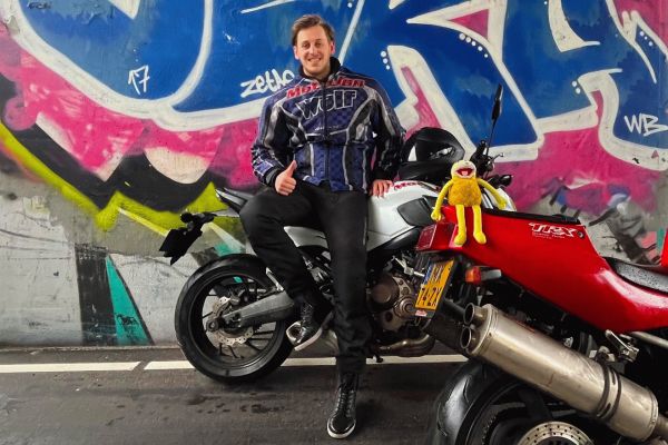 Kesi uit Hilversum is geslaagd bij MotoJon Motorrijschool