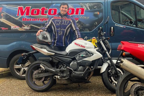 Denny uit Hilversum is geslaagd bij MotoJon Motorrijschool