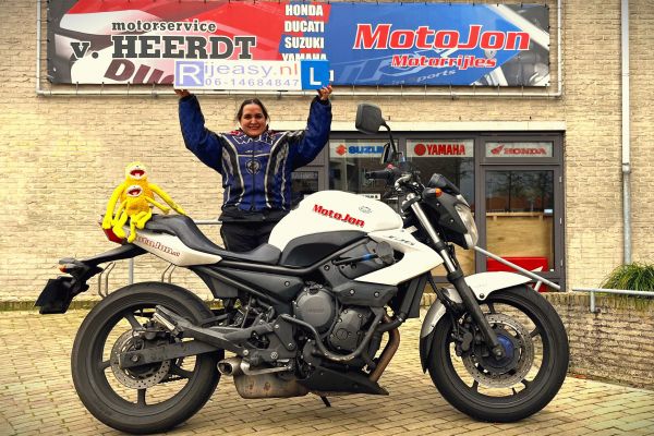 Shima uit Hilversum is geslaagd bij MotoJon Motorrijschool