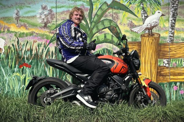 Siebe uit Eemnes is geslaagd bij MotoJon Motorrijschool