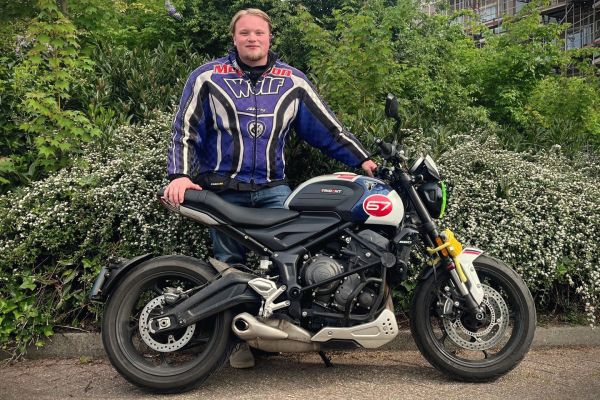Mike uit Hilversum is geslaagd bij MotoJon Motorrijschool