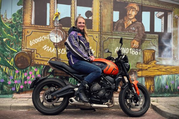 Tessa uit Hilversum is geslaagd bij MotoJon Motorrijschool