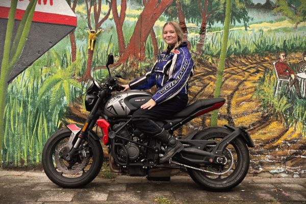 Jet uit Hilversum is geslaagd bij MotoJon Motorrijschool