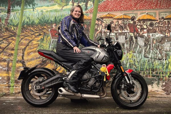 Romy uit Hilversum is geslaagd bij MotoJon Motorrijschool