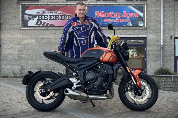 Fanda uit Loosdrecht is geslaagd bij MotoJon Motorrijschool