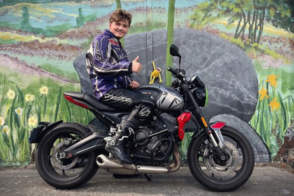 Tom uit Eemnes is geslaagd bij MotoJon Motorrijschool