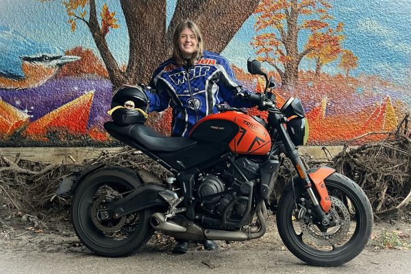 Quinn uit Huizen is geslaagd bij MotoJon Motorrijschool