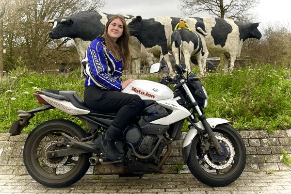 Eva uit Amsterdam is geslaagd bij MotoJon Motorrijschool