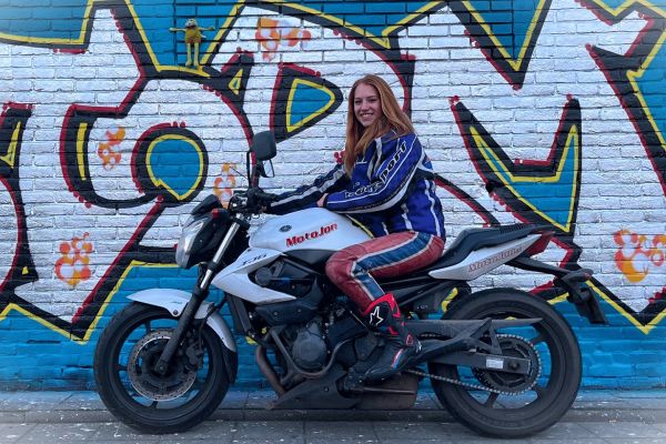 Rebecca uit Hilversum is geslaagd bij MotoJon Motorrijschool