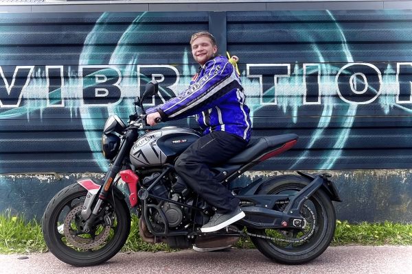 Joeri uit Huizen is geslaagd bij MotoJon Motorrijschool