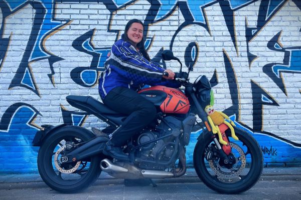 Saraya uit Naarden is geslaagd bij MotoJon Motorrijschool