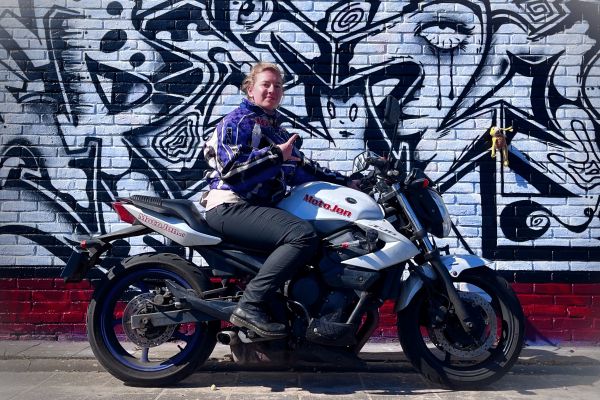 Linda uit Naarden is geslaagd bij MotoJon Motorrijschool