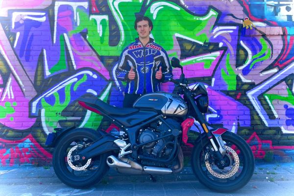 Spike uit Utrecht is geslaagd bij MotoJon Motorrijschool