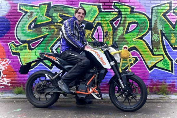 Mees uit Bussum is geslaagd bij MotoJon Motorrijschool