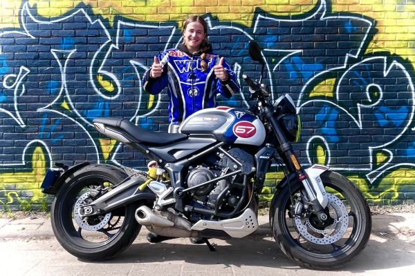 Milla uit Hilversum is geslaagd bij MotoJon Motorrijschool