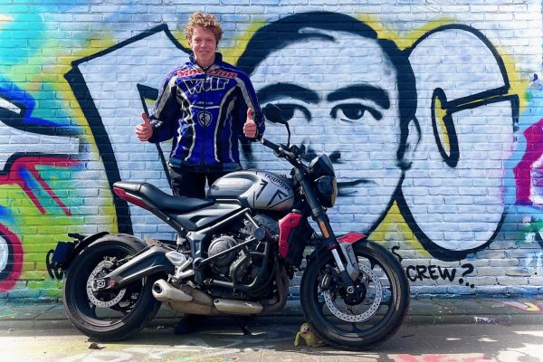 Justus uit West-Terschelling is geslaagd bij MotoJon Motorrijschool