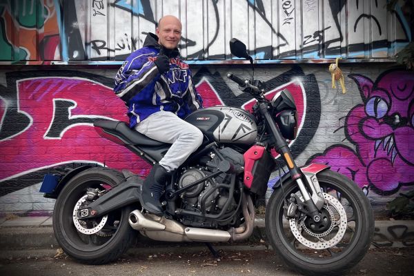 Davy uit Hilversum is geslaagd bij MotoJon Motorrijschool