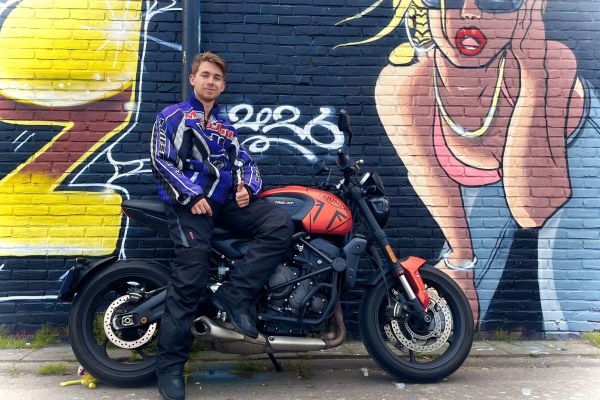 Tom uit Hilversum is geslaagd bij MotoJon Motorrijschool