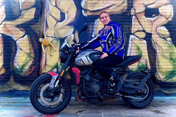 Naomi uit Kortenhoef is geslaagd bij MotoJon Motorrijschool