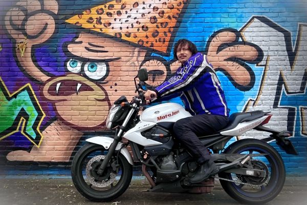 Charley uit Hollandsche Rading is geslaagd bij MotoJon Motorrijschool