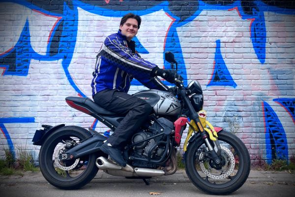 Zach uit Amsterdam is geslaagd bij MotoJon Motorrijschool