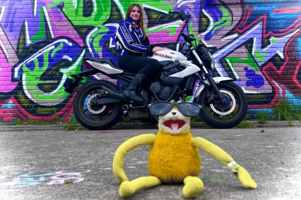 Anne uit Hilversum is geslaagd bij MotoJon Motorrijschool