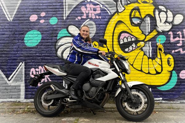 Cher uit Hilversum is geslaagd bij MotoJon Motorrijschool
