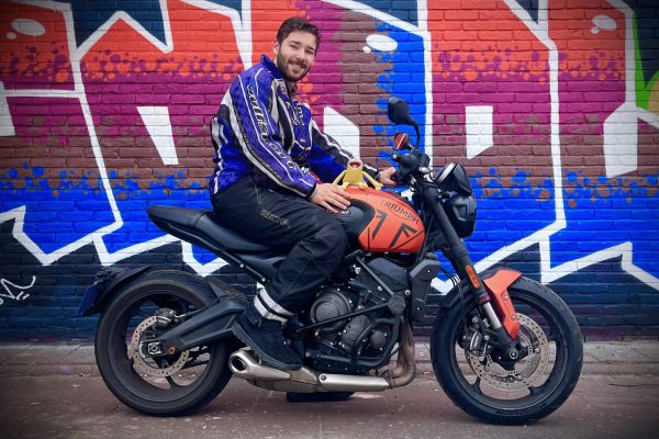 Daniël uit Hilversum is geslaagd bij MotoJon Motorrijschool