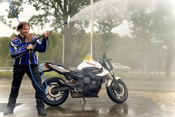 Mieke uit Hilversum is geslaagd bij MotoJon Motorrijschool