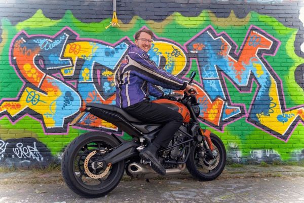 Tycho uit Baarn is geslaagd bij MotoJon Motorrijschool