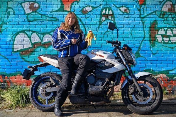 Eva uit Hilversum is geslaagd bij MotoJon Motorrijschool