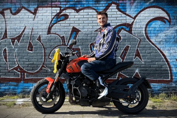 Bart uit Soest is geslaagd bij MotoJon Motorrijschool
