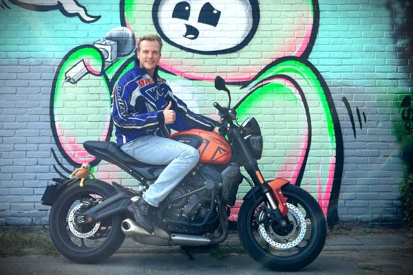Rick uit Soest is geslaagd bij MotoJon Motorrijschool