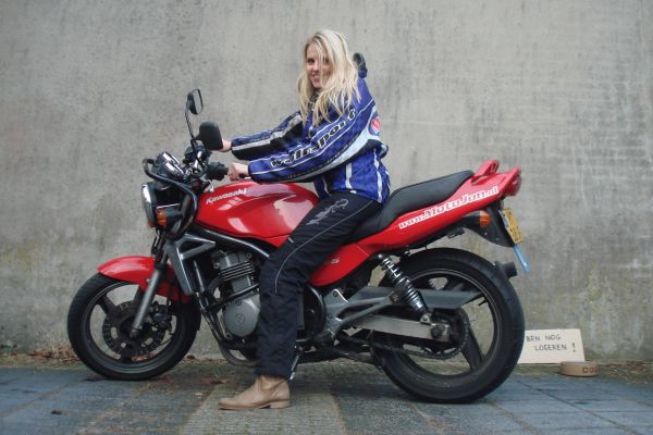 Sabine uit Hilversum is geslaagd bij MotoJon Motorrijschool