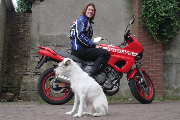 Karin uit 's-Graveland is geslaagd bij MotoJon Motorrijschool