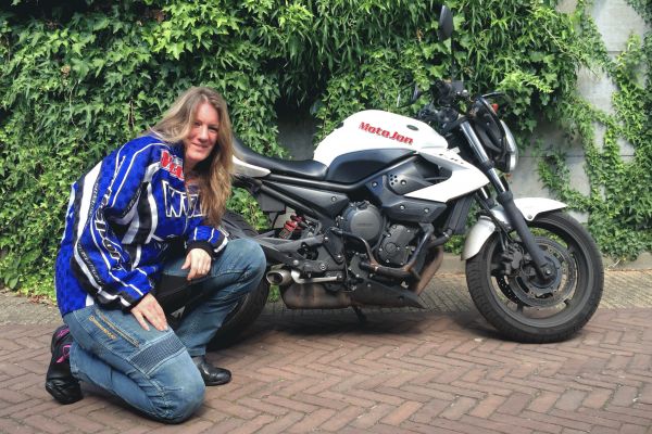 Lisette uit Baarn is geslaagd bij MotoJon Motorrijschool