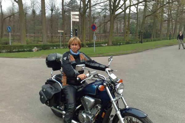 Karin uit Hilversum is geslaagd bij MotoJon Motorrijschool