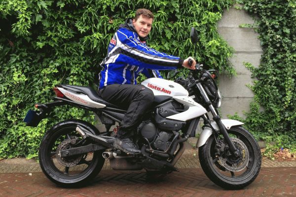 Boy uit Delft is geslaagd bij MotoJon Motorrijschool