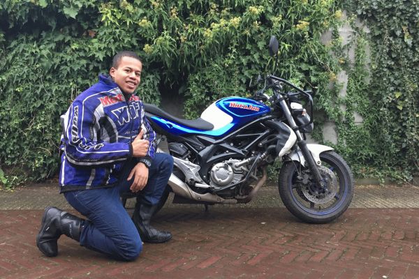 Jonathan uit Hilversum is geslaagd bij MotoJon Motorrijschool