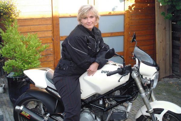 Rosalie uit Hilversum is geslaagd bij MotoJon Motorrijschool