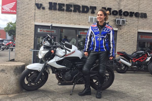 Bodine uit Hilversum is geslaagd bij MotoJon Motorrijschool