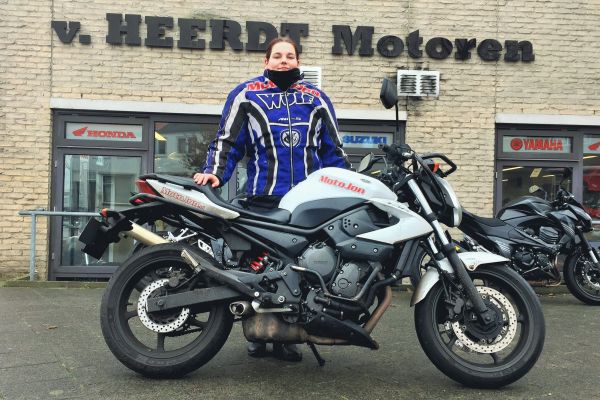 Natalie uit Hilversum is geslaagd bij MotoJon Motorrijschool