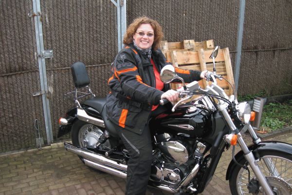 Laura uit Hilversum is geslaagd bij MotoJon Motorrijschool