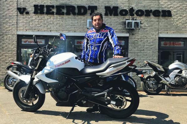 Kalim uit Hilversum is geslaagd bij MotoJon Motorrijschool