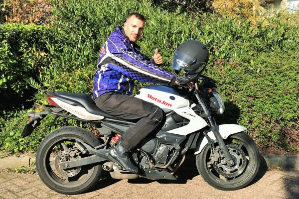 Moritz uit Hilversum is geslaagd bij MotoJon Motorrijschool
